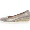 Pump met sleehak beige