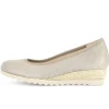 Pump met sleehak beige