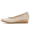 Pump met sleehak beige