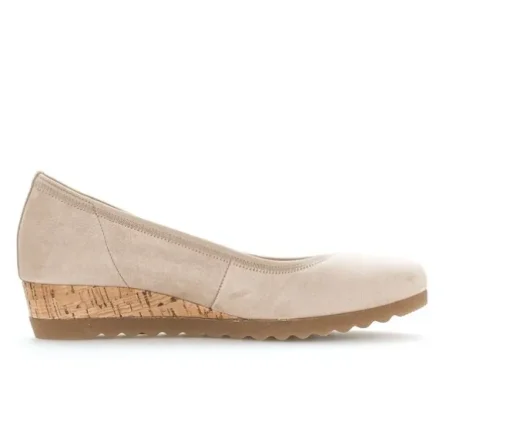 Pump met sleehak beige