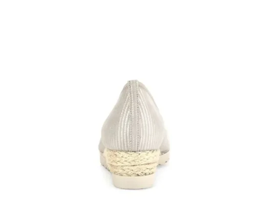Pump met sleehak beige