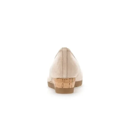 Pump met sleehak beige