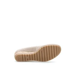 Pump met sleehak beige