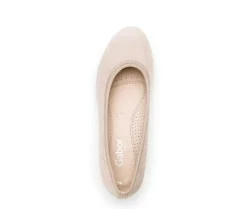 Pump met sleehak beige